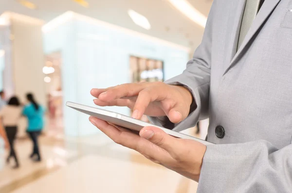 Mladý muž ruce držící Tablet v nákupní centrum, nebo oddělení St — Stock fotografie