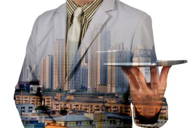 İşadamı çift pozlama görüntü kullanmak dijital Tablet ve şehir