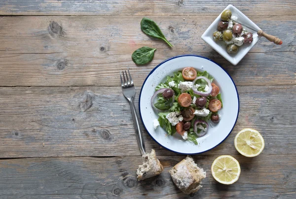 Griechischer Salat mit Kalamata-Oliven — Stockfoto