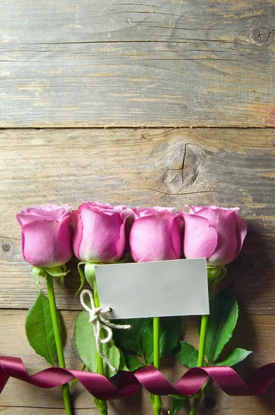 Fondo de flores con etiqueta de regalo en blanco —  Fotos de Stock