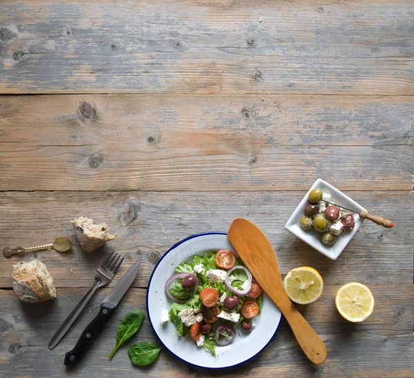 Salada grega com azeitonas kalamata — Fotografia de Stock