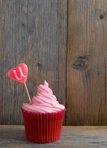 Pink cupcake with candy heart love u — Stock Photo, Image