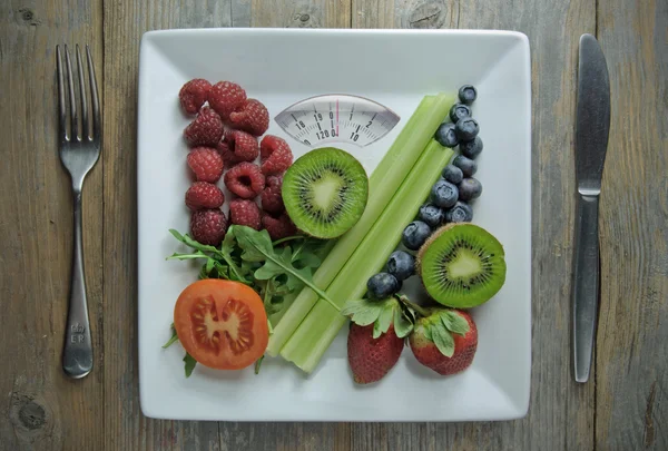 과일 및 야채를 가진 목욕탕 저울 — 스톡 사진