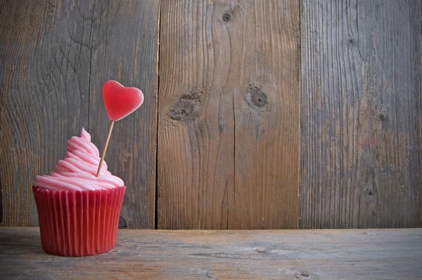 Rosa cupcake med godis hjärta — Stockfoto