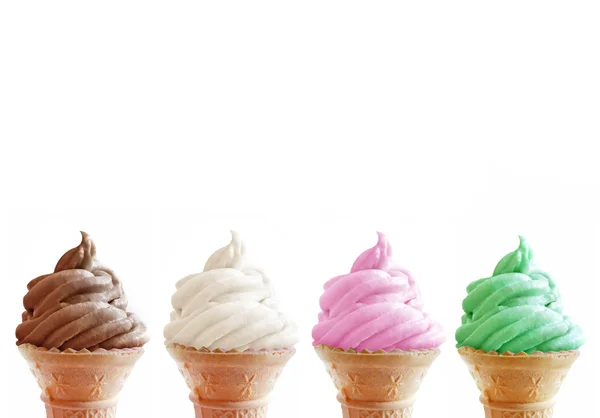 Ряд рожков мороженого — стоковое фото
