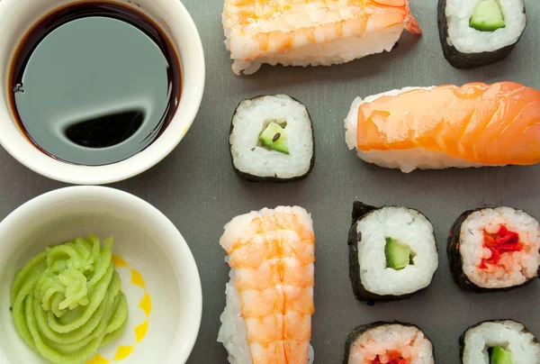 Seleções de comida japonesa e sushi — Fotografia de Stock