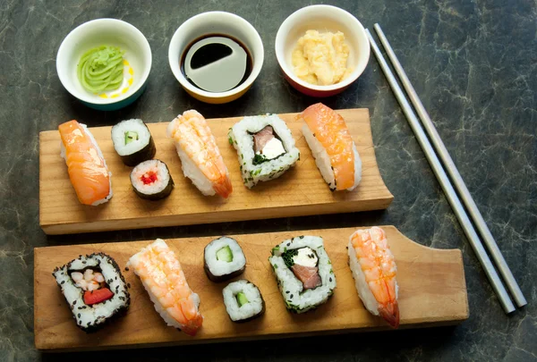 Verschiedene Sushi-Mahlzeiten — Stockfoto