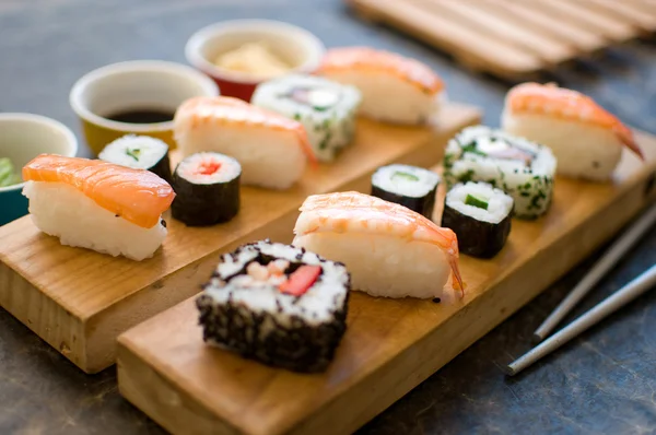 Verschiedene Sushi-Mahlzeiten — Stockfoto