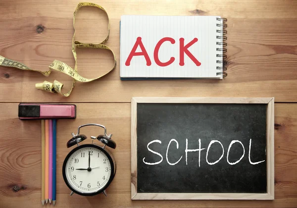 Voltar para a escola usando objetos de papelaria — Fotografia de Stock