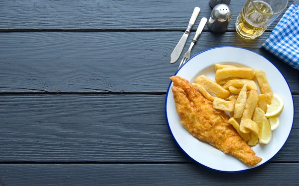 Peixe tradicional e batatas fritas fundo — Fotografia de Stock