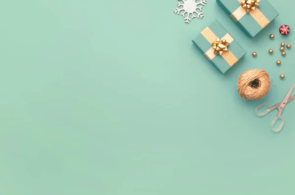 Cajas Regalo Navidad Envueltas Oro Con Adornos Accesorios Envoltura — Foto de Stock