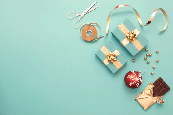 Ansicht Von Geschenkboxen Gold Kugeln Schokoriegel Und Verpackungszubehör — Stockfoto