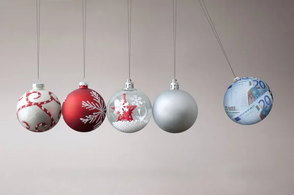 Euro Bauble Collisione Ornamenti Natalizi Budget Shopping Stagionale Bilanciamento Concetto — Foto Stock