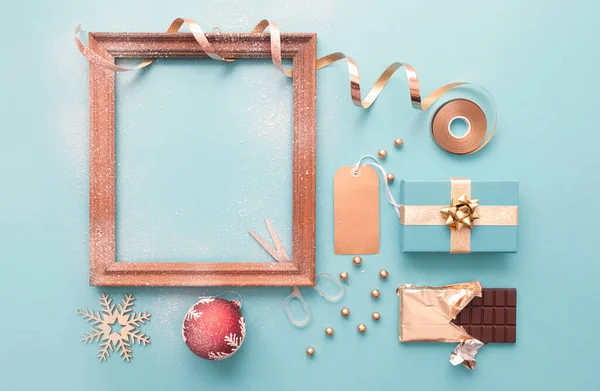 Decoratieve Kerst Fotolijst Achtergrond Met Geschenken Verpakking Accessoires — Stockfoto