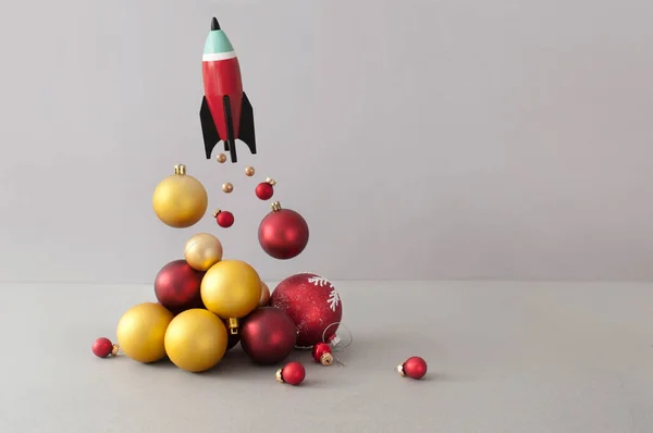 Запуск Игрушечной Ракеты Красными Золотыми Рождественскими Безделушками Представляющими Огонь Дым — стоковое фото