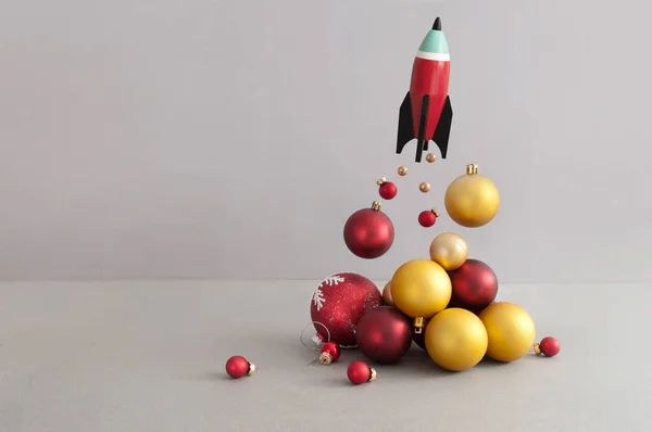 Lancement Fusée Jouet Avec Des Boules Noël Rouges Dorées Représentant — Photo