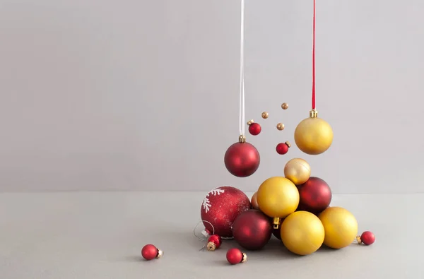 Abstract Rode Gouden Kerstballen Achtergrond — Stockfoto