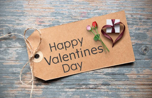 心の形のリボンで包まれた2つのバラのギフトボックスを持つカードに書かれた幸せなバレンタインデーの挨拶 — ストック写真