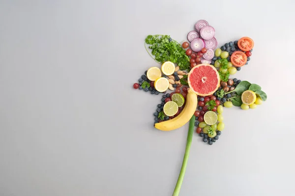 花の形をした夏のサラダ成分 果物や野菜 — ストック写真