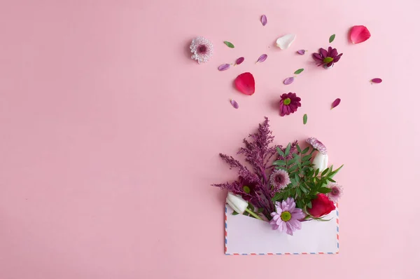 封筒から落ちる花の盛り合わせ — ストック写真