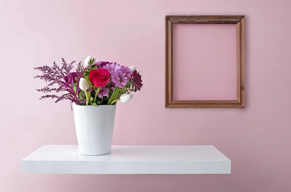 フローティングシェルフ上の花瓶ミニマリストのインテリアデザインブランク画像フレーム — ストック写真