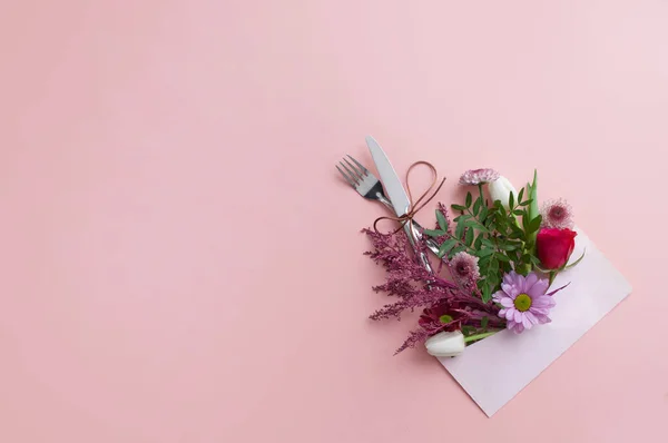 Flpwers Dentro Sobre Con Cubiertos Invitación Regalo Cena Boda Aniversario — Foto de Stock