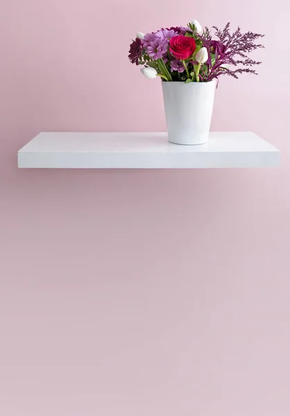 フローティングシェルフの花瓶の花花束ミニマルなインテリアデザイン — ストック写真