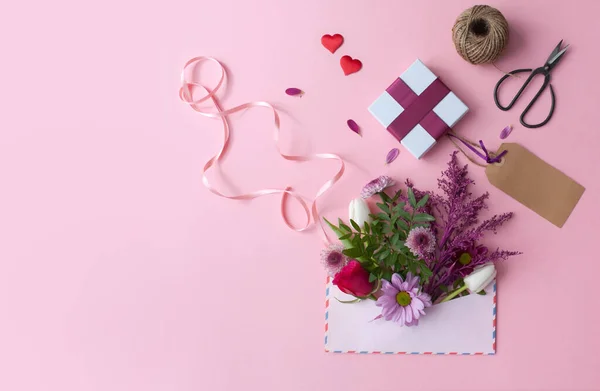 Dia Dos Namorados Flores Presente Dentro Envelope Com Cartão Saudação — Fotografia de Stock