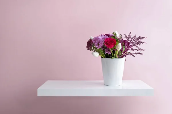 浮动货架上的花卉花瓶简约的室内设计 — 图库照片