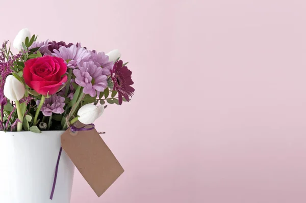 白い花瓶と空のラベルに花束の花を贈る — ストック写真