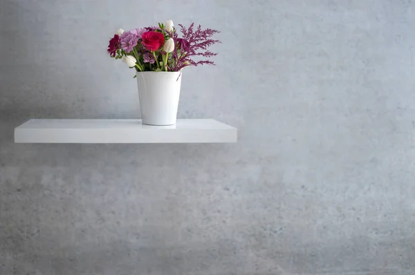 Spring Flowers Floating White Shelf Concrete Wall Design — ストック写真