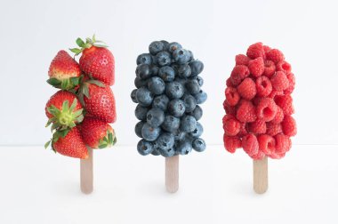 Meyve aromalı buz çubuğu konsepti, çilek, yabanmersini ve ahududu.