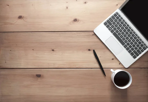 Bovenaanzicht Van Laptop Kop Koffie Houten Bureau — Stockfoto