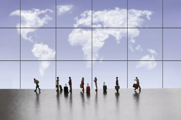 Miniaturmenschen Der Warteschlange Flughafenterminal Mit Wolkenkarte Der Welt Durch Fenster — Stockfoto