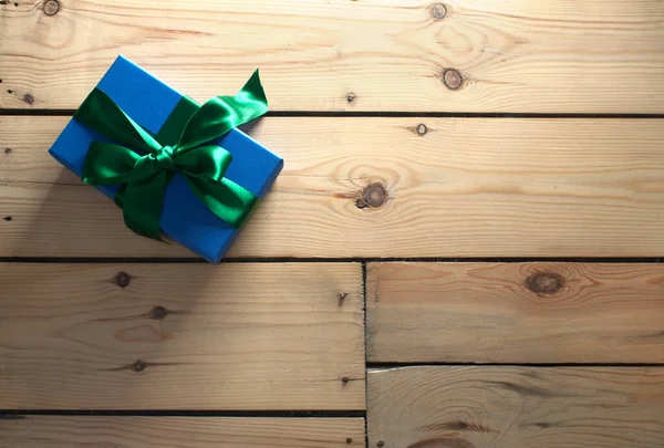 Подарункова Коробка Загорнута Зеленою Шовковою Стрічкою Дерев Яному Фоні Столу — стокове фото