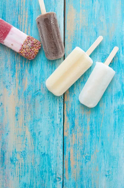 Paletas Hielo Congeladas Sobre Fondo Madera — Foto de Stock