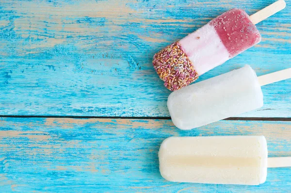 Helados Congelados Surtidos Sobre Fondo Madera — Foto de Stock