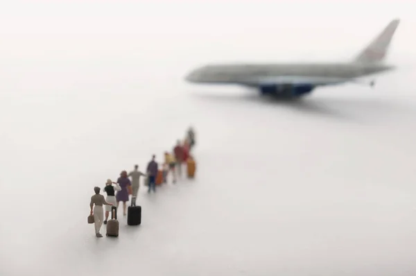 Μικροσκοπικά Άτομα Στην Ουρά Έτοιμα Επιβιβαστούν Στο Αεροπλάνο — Φωτογραφία Αρχείου