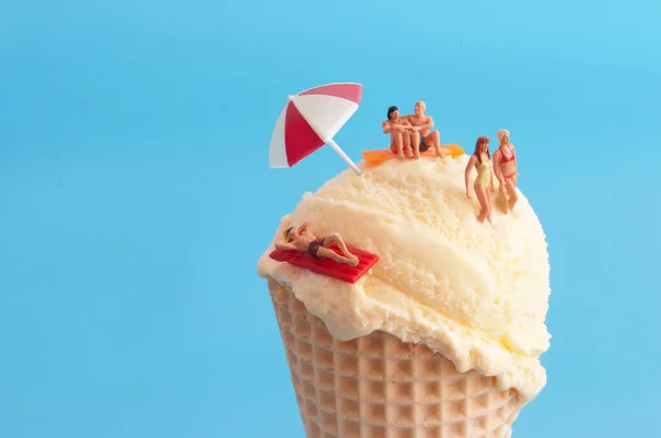 Miniature Sunbathers Vanilla Flavour Ice Cream — Stock Photo, Image