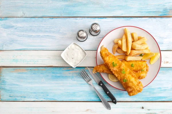 Merluzzo Fritto Con Patatine Tavolo Legno — Foto Stock