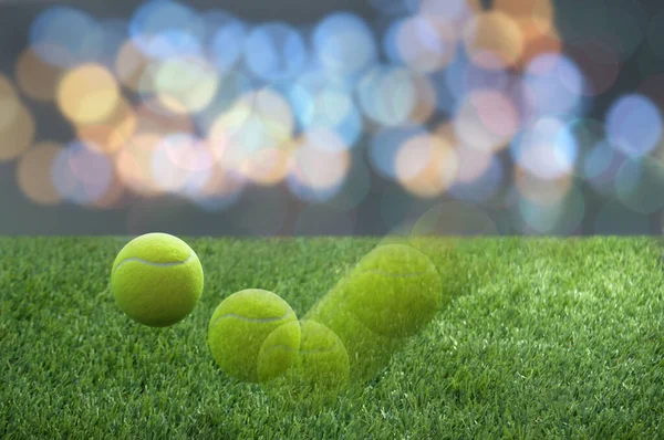 网球在草坪表面弹跳的截击动作 — 图库照片