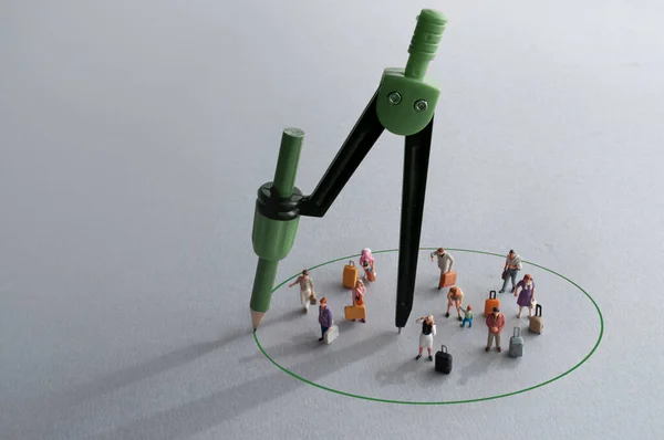 Kompass Mit Grünem Bleistiftkreis Miniaturreisende Die Restriktionsfreie Zonen Darstellen — Stockfoto