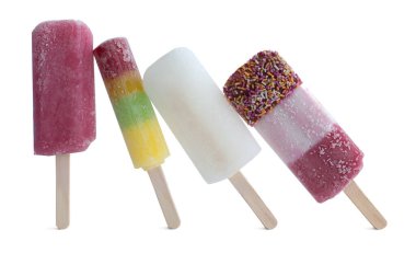 Beyaz arka planda dört çeşit buz lolipopu.