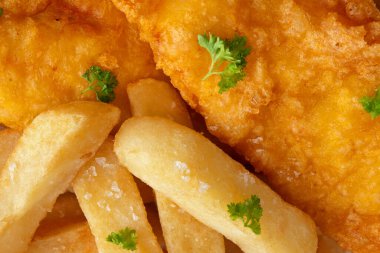 Balık ve patates kızartması yakın plan.