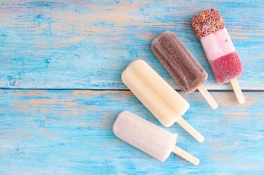 Ahşap arka planda donmuş buz lolipopları
