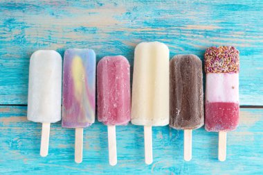 Ahşap zeminde donmuş buz lolipopları