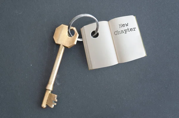 Ключ Открытой Книгой Первой Главой Доске — стоковое фото