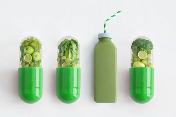 Grüner Smoothie Neben Vitaminkapseln Mit Frischem Grünen Obst Und Gemüse — Stockfoto