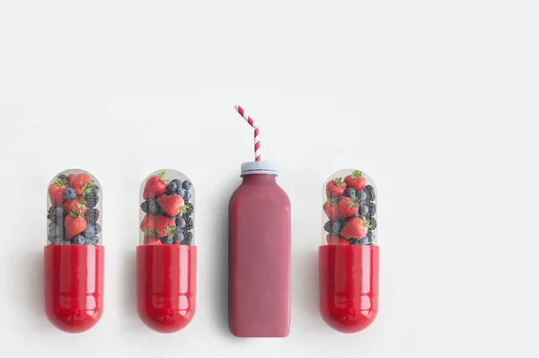 Berry Smoothie Fles Naast Multivitamine Capsules Met Bessen Vruchten — Stockfoto