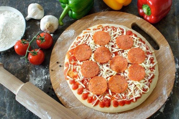 Pizza en verse ingrediënten — Stockfoto